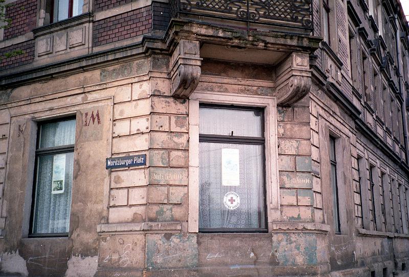 Dresden-Pieschen, Moritzburger Platz-Ecke Bürgerstr., 20.5.1995 (1).jpg - Konsum / darüber: Vereinszimmer mit Piano